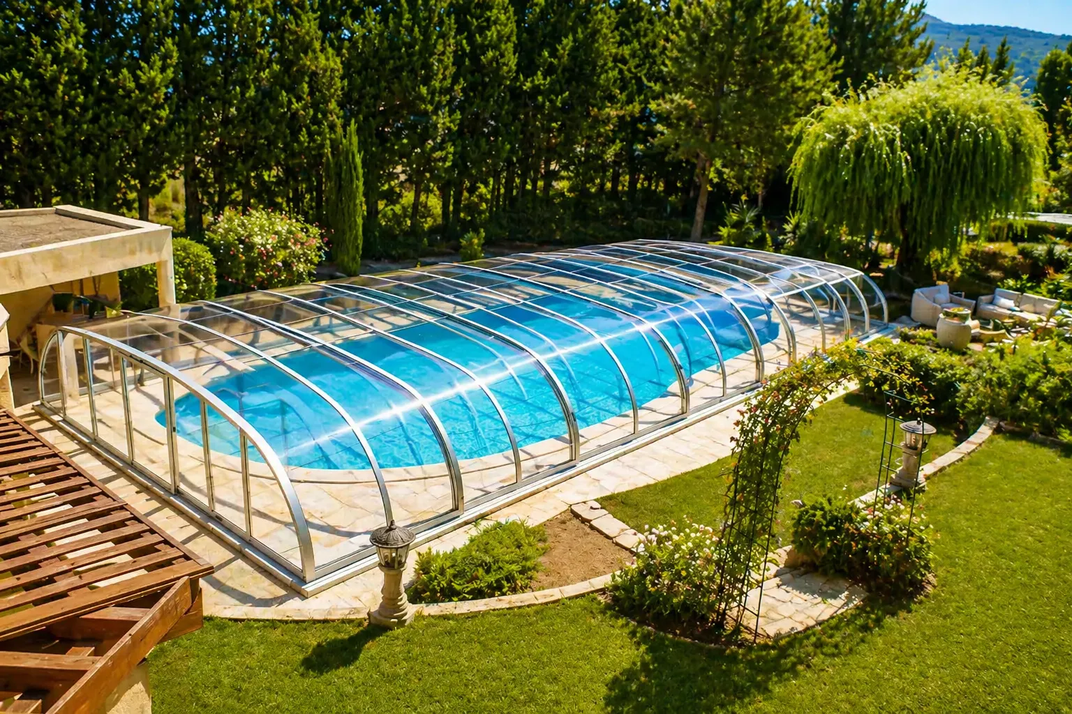 Abri de piscine mi-haut — vue extérieure
