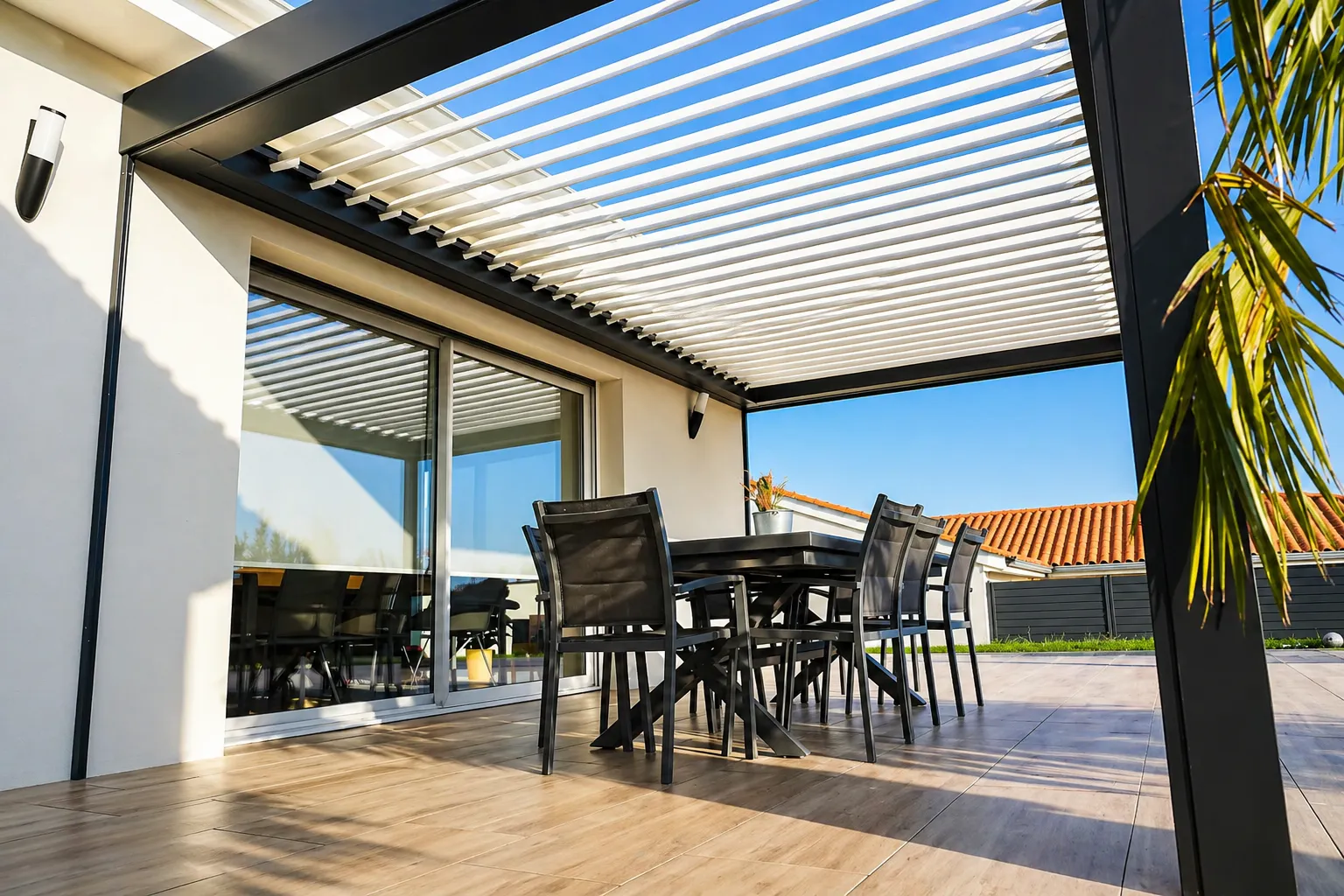 Pergola bioclimatique — vue extérieure